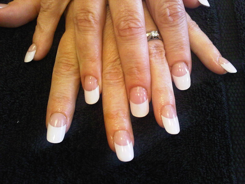 Manicure francuski – jak wykonać proste i klasyczne paznokcie?